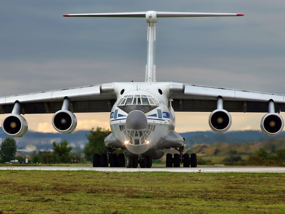 Военный Ил-76 вынужденно приземлился в Новосибирске